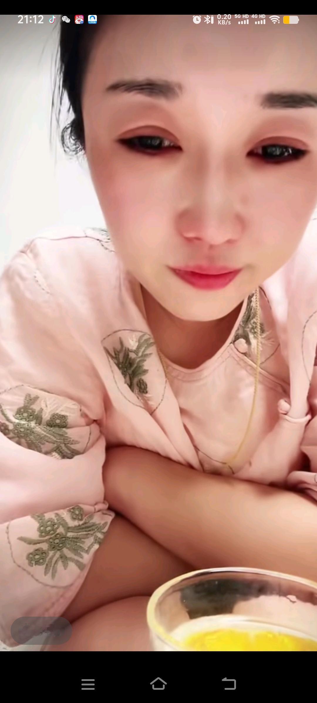 莒县晓燕自杀，在别人眼里是故事，在自己身上就是事故，晓燕边喝酒边哭诉，还倔强的说