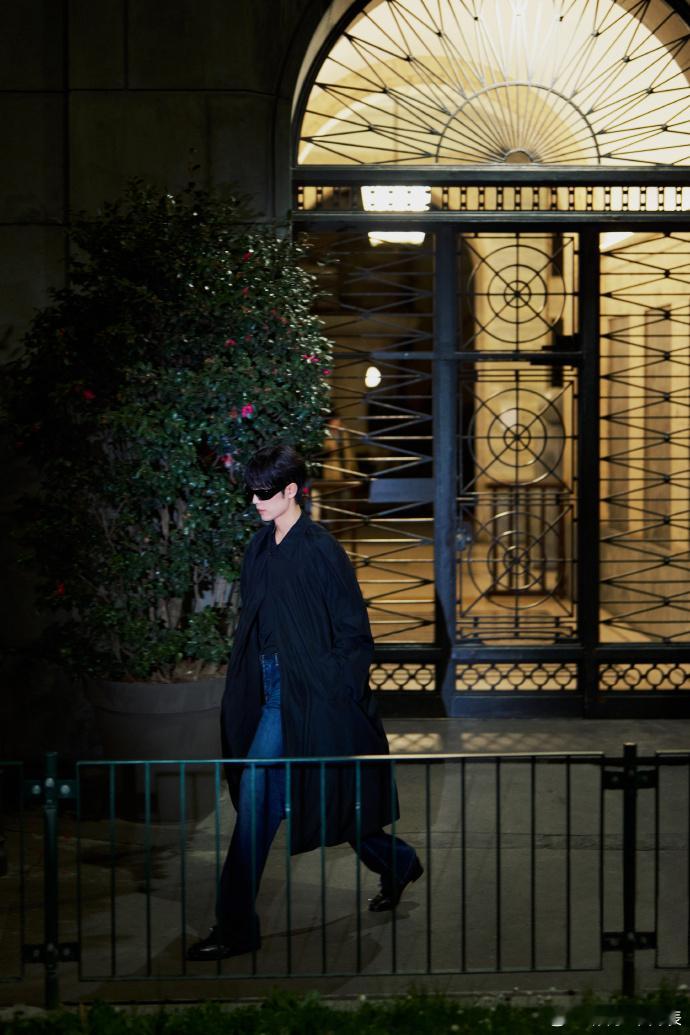 肖战 黑客帝国肖战米兰看秀第二套 肖战米兰看秀第二套，黑客帝国吗？！ 