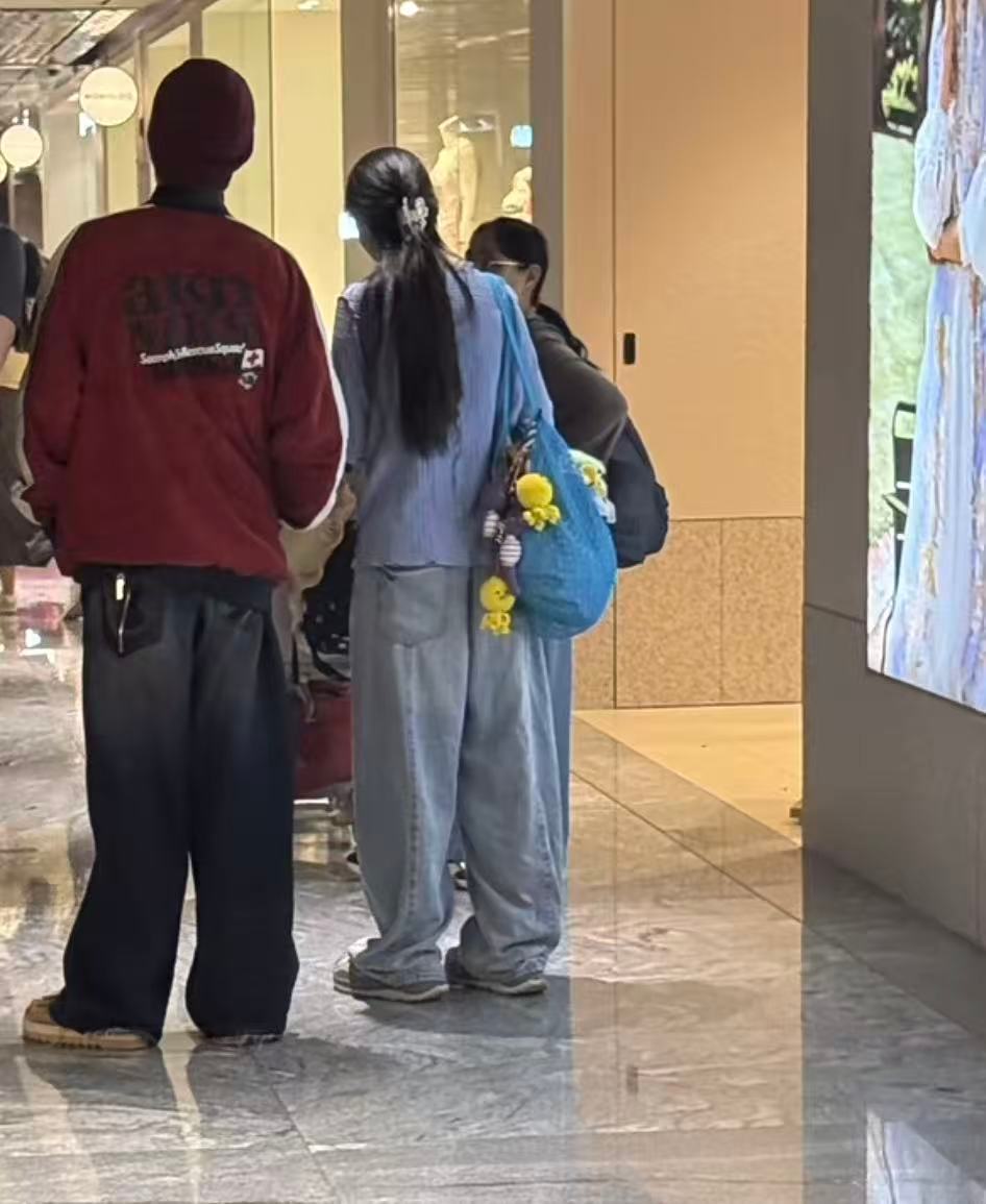 新加坡偶遇向佐郭碧婷带女儿买衣服 偶遇向佐郭碧婷带女儿买衣服 2月12日，网友新