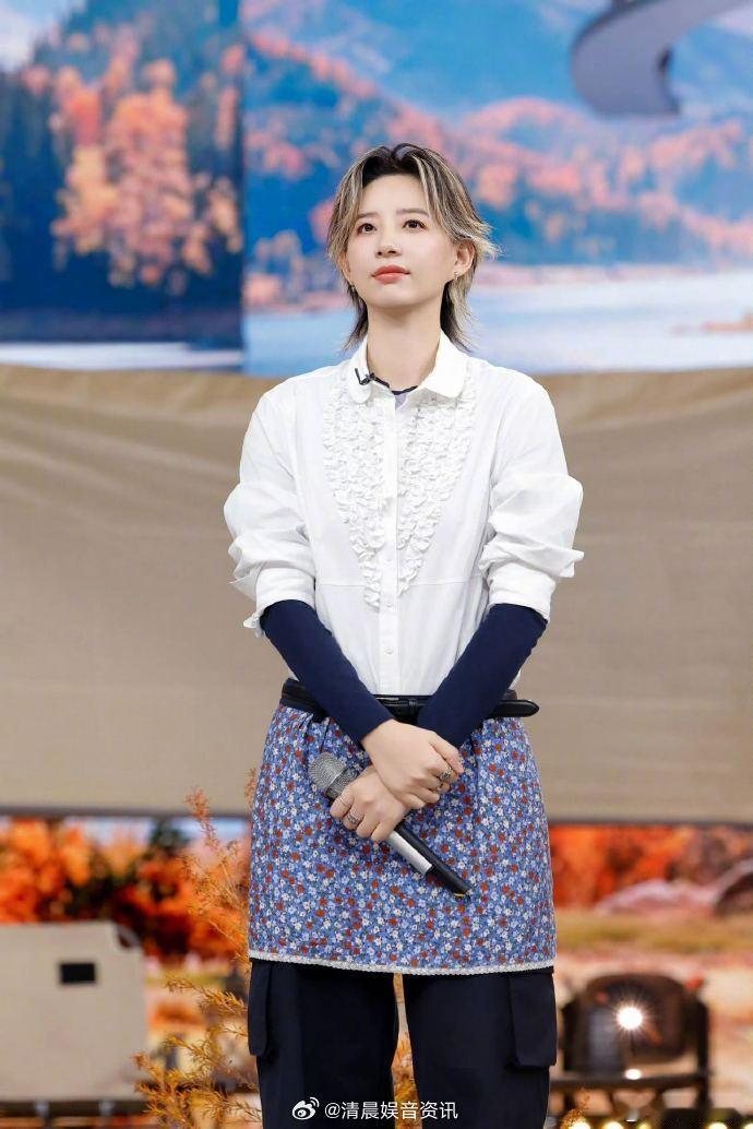 李斯丹妮穿了个围裙就出来了 李斯丹妮穿了个围裙就出来了，把“接地气”和“高级感”