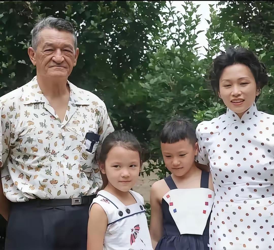 这不是剧照！这是一张真实的全家福，能一眼认出照片中这位老人的，绝对是熟知近代史的