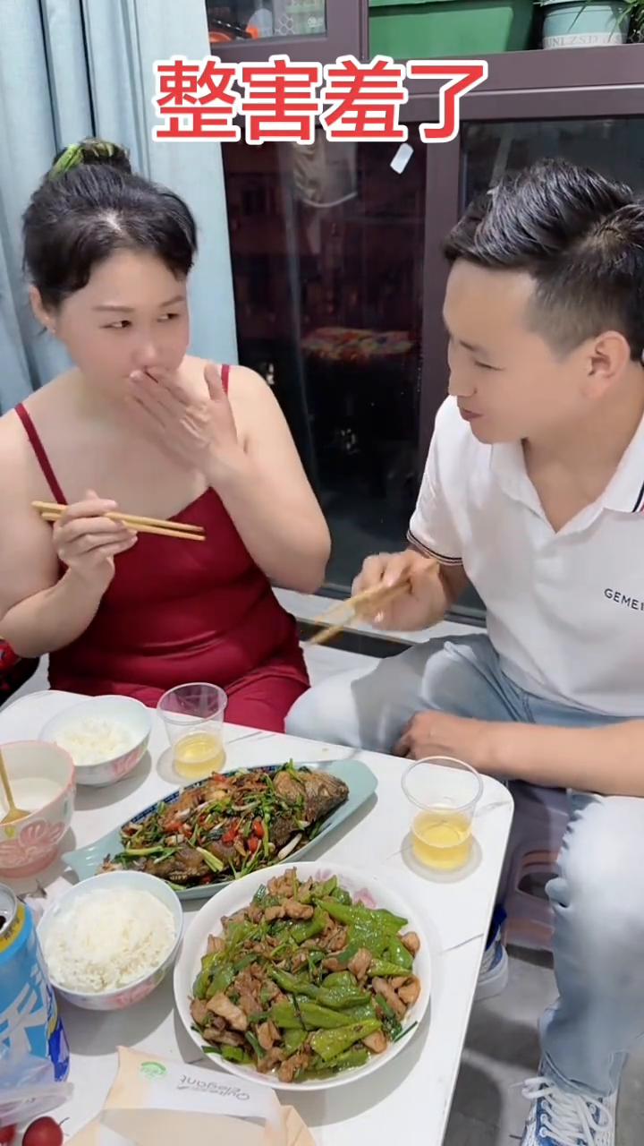整害羞了。