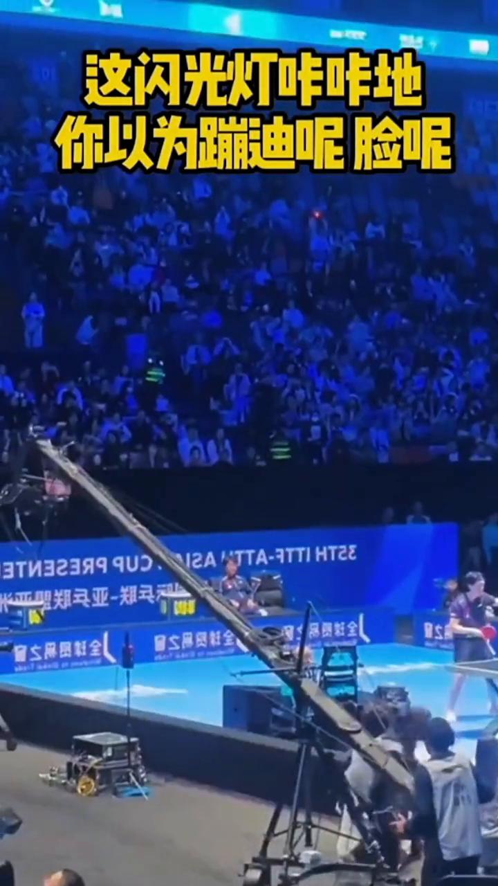 这闪光灯咔咔地，你以为蹦迪呢？