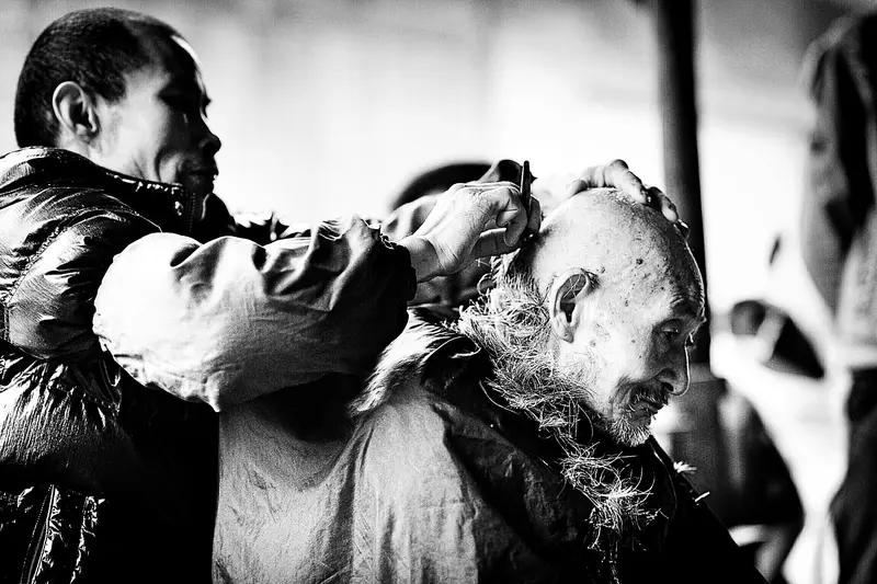 “正月剃头死舅舅” 是流传最广的春节民俗谣言之一，真相是：它源于清初 “思旧” 