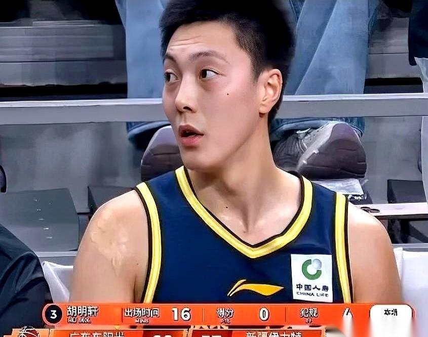 16分钟，1中0，得0分，还搭进去4个犯规。
我揉了揉眼睛，以为自己看错了数据。