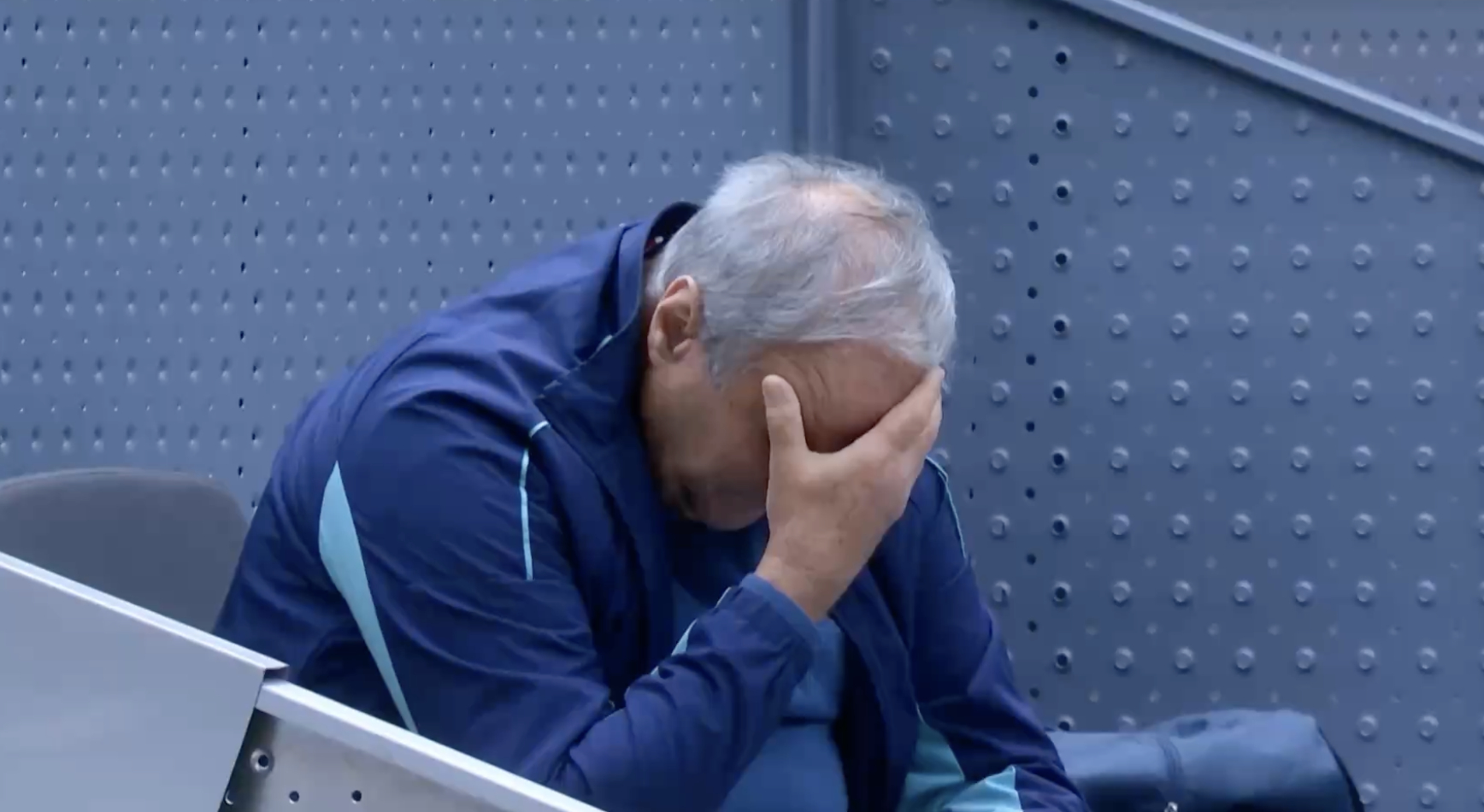 郑钦文vs肯宁 决胜盘被郑钦文回破之后，肯宁的爸爸做出这个姿势 郑钦文0-2落后