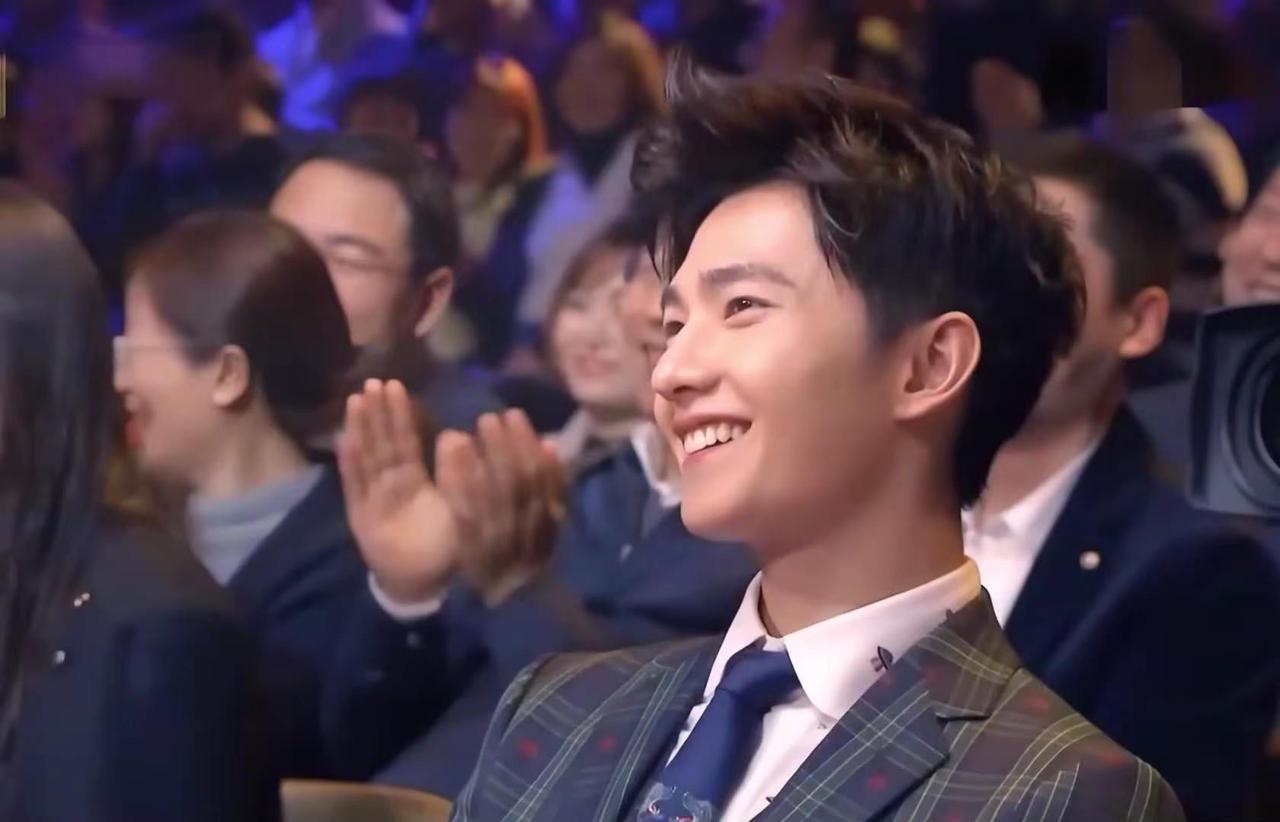 锦缎轻舞，翩若惊鸿  好美！ 落花情七朵组合 古典舞