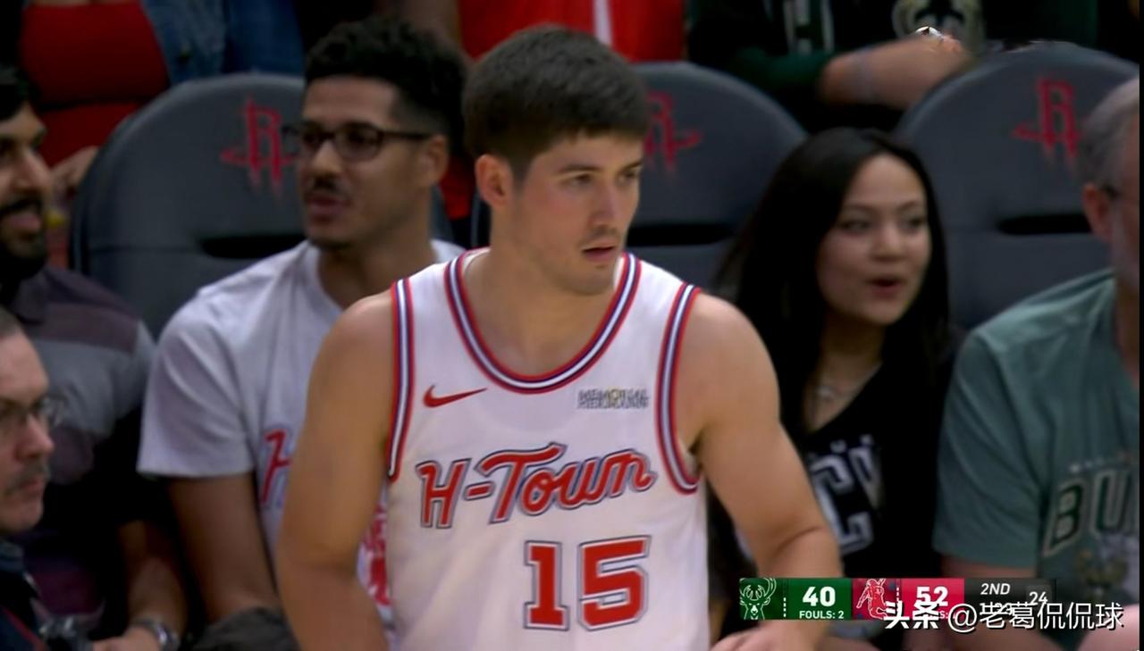 火箭当家控卫谢波德在三分线外真是大发神威！在今天火箭主场迎战雄鹿的比赛中，目前双