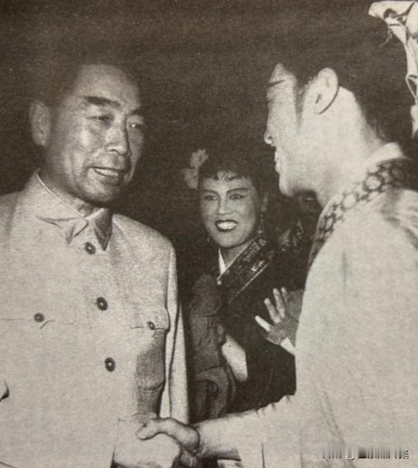 1959年5月27日，周恩来总理接见天津人艺歌舞团演员，当时天津人民艺术剧院歌舞