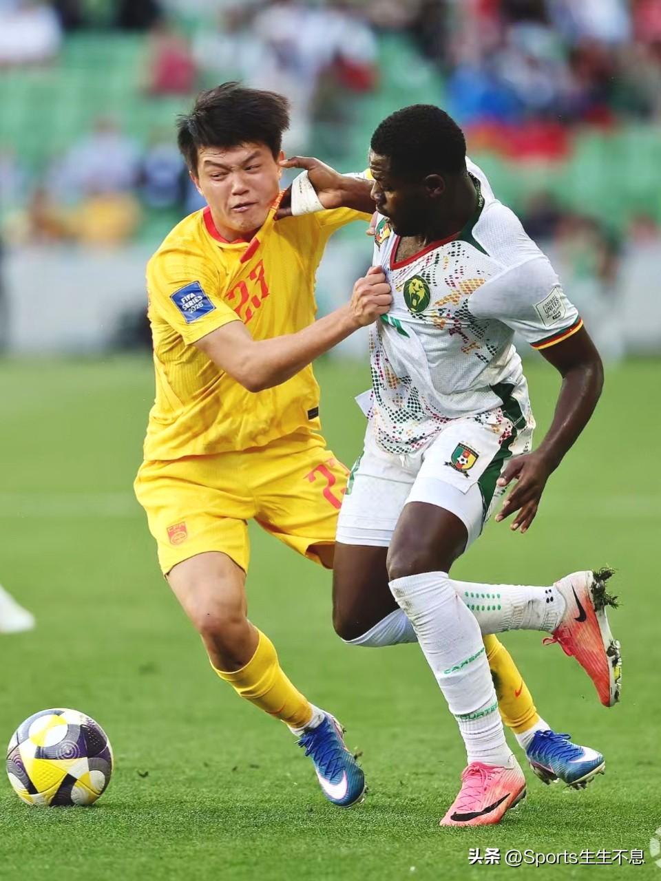 开场不到九分钟连丢两球，中国男足不敌非洲雄狮。
3月31日，澳大利亚墨尔本矩形球