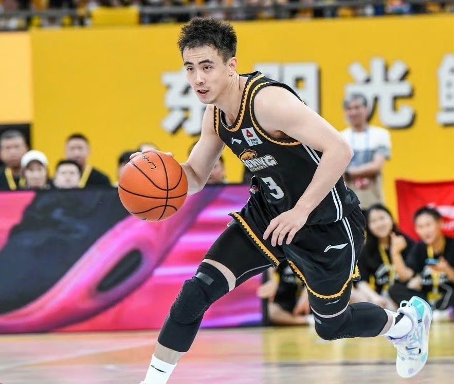 #赵继伟教你玩聪明篮球# 赵继伟身高183，体重80公斤，和我差不多，我相信和很