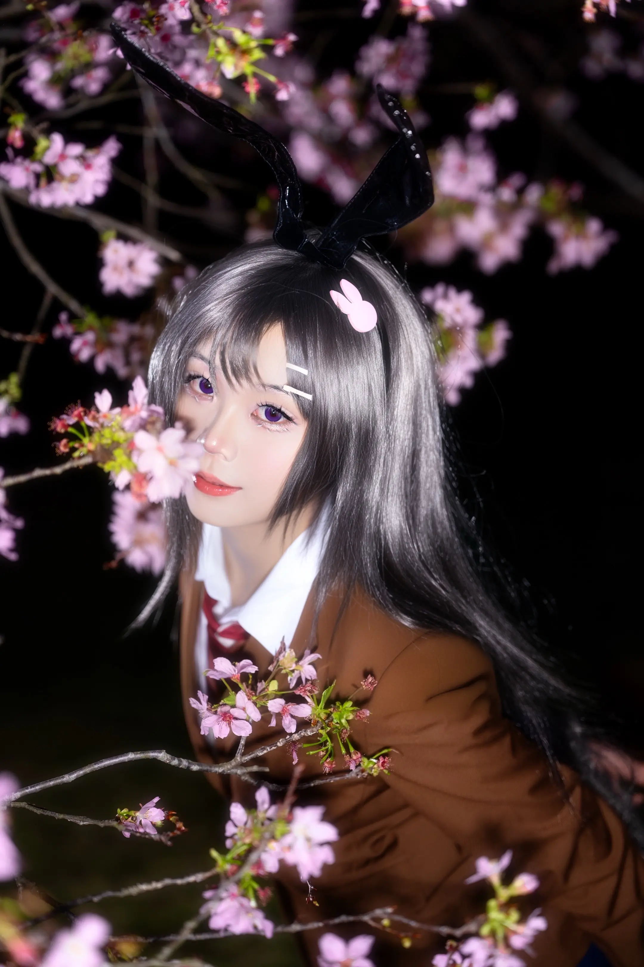 青秀山樱花开了。感谢出镜小姐姐  上周日青秀山樱花刚开，为了拍夜樱，7...