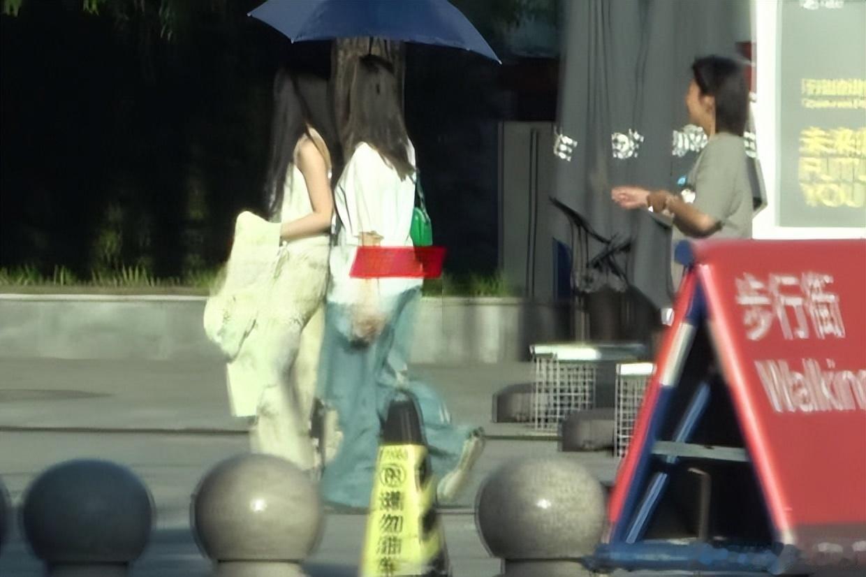 沈佳润在艺术区开敞篷小电车好惬意！吊带搭长裤清爽又显气质，飘逸长发衬得皮肤超白，