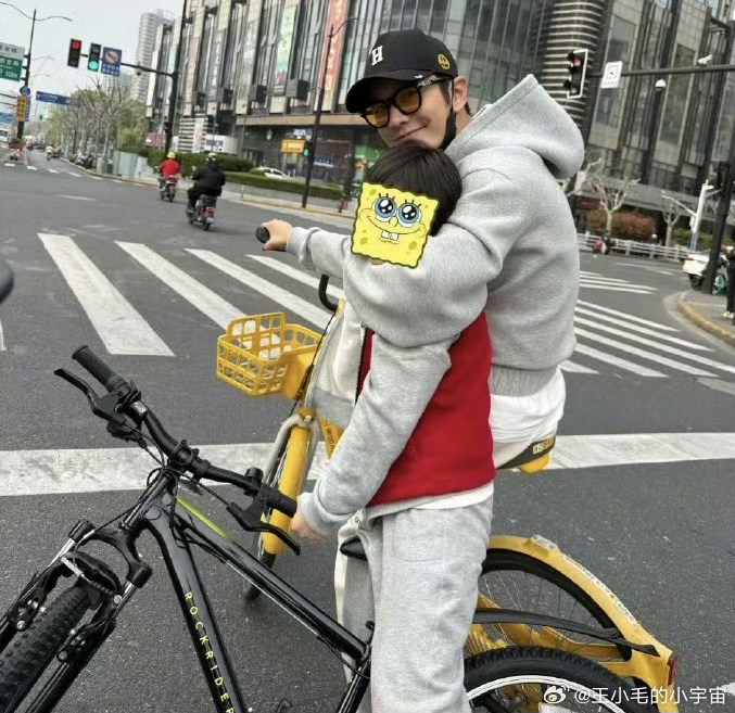 有网友在交警队遇到黄晓明了！ 