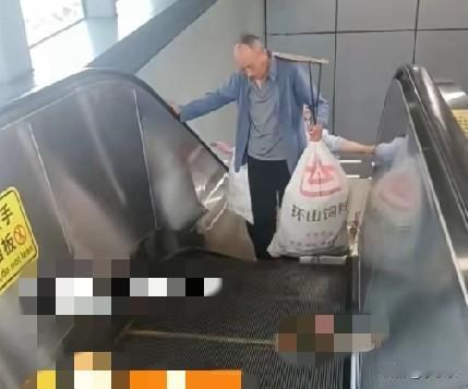 安徽合肥一74岁老人挑扁担跨越70公里给儿子一家送菜，有各种时鲜蔬菜、鸡蛋、菜籽