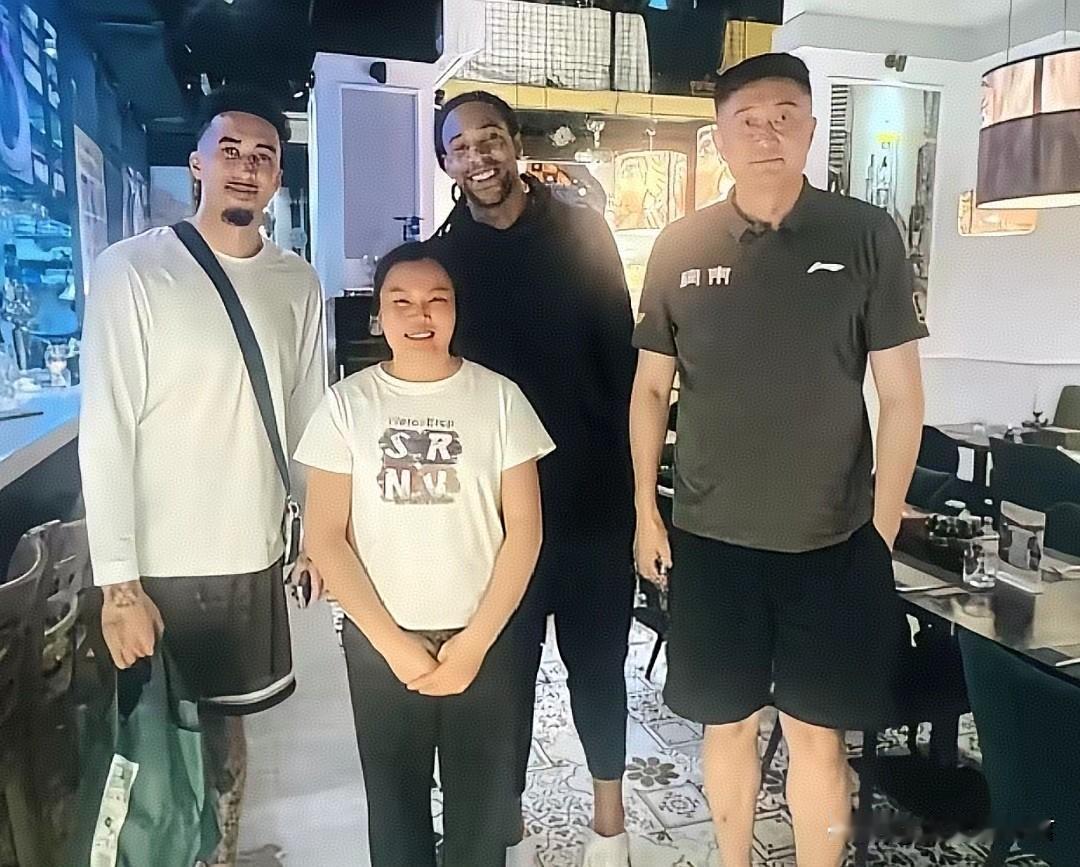 杜锋出奇招！
广东男篮眼下处于竞争前四的关键时刻，如何激发外援们的斗志成为影响比