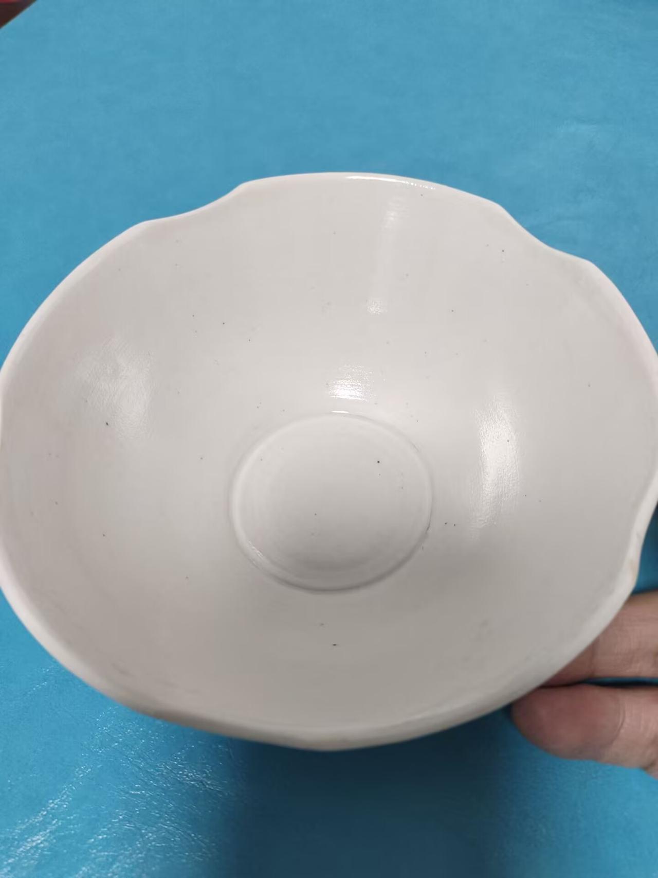 五代—北宋定窑葵口白釉碗
 
此器为河北曲阳定窑制品，年代属五代至北宋早期，是宋