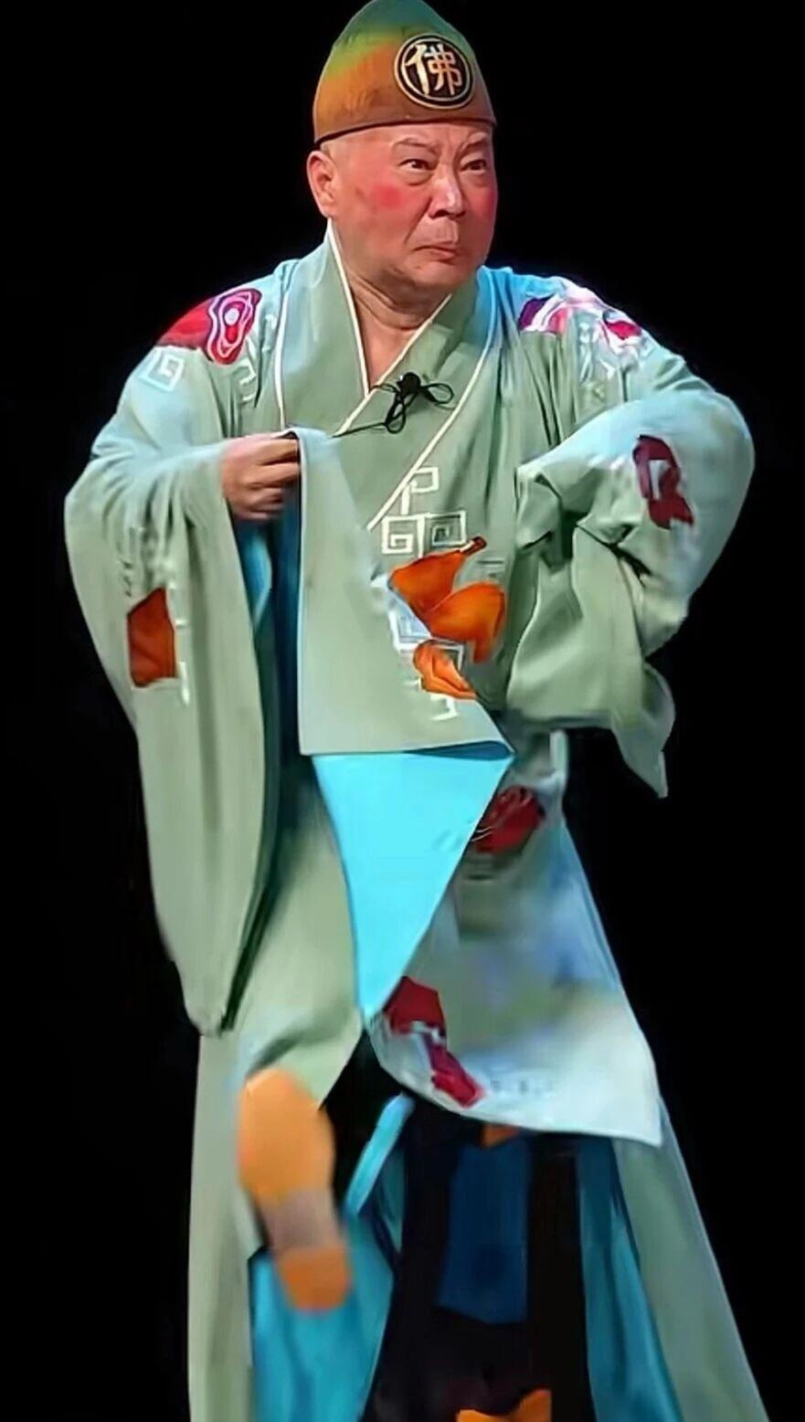 关于这次郭德纲武汉剧场改词事件，二十年前王朔曾对郭德纲说过一句话：“本事是本事，