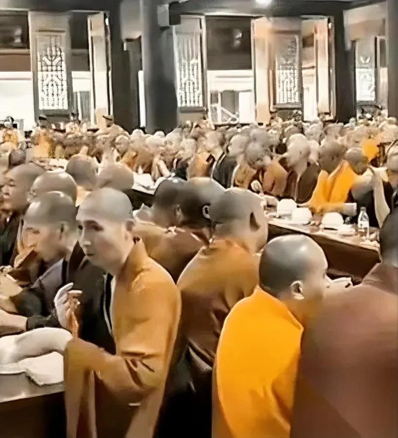 寺庙没香火

和尚会饿死？

哎可别瞎操心，真以为现在出家人全靠游客那三炷香活着