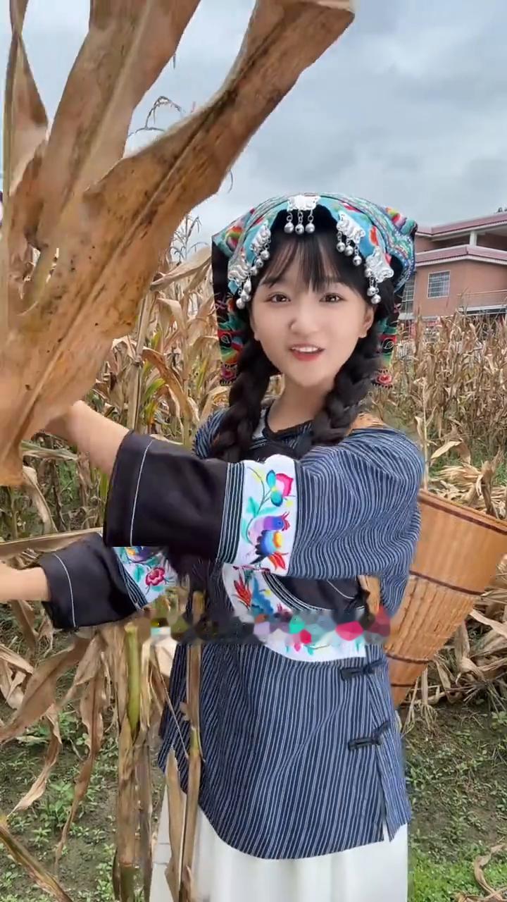 我是地道农村人，土里长大，啰山里生。民族文化要发展，我用山歌来传承。来传承。