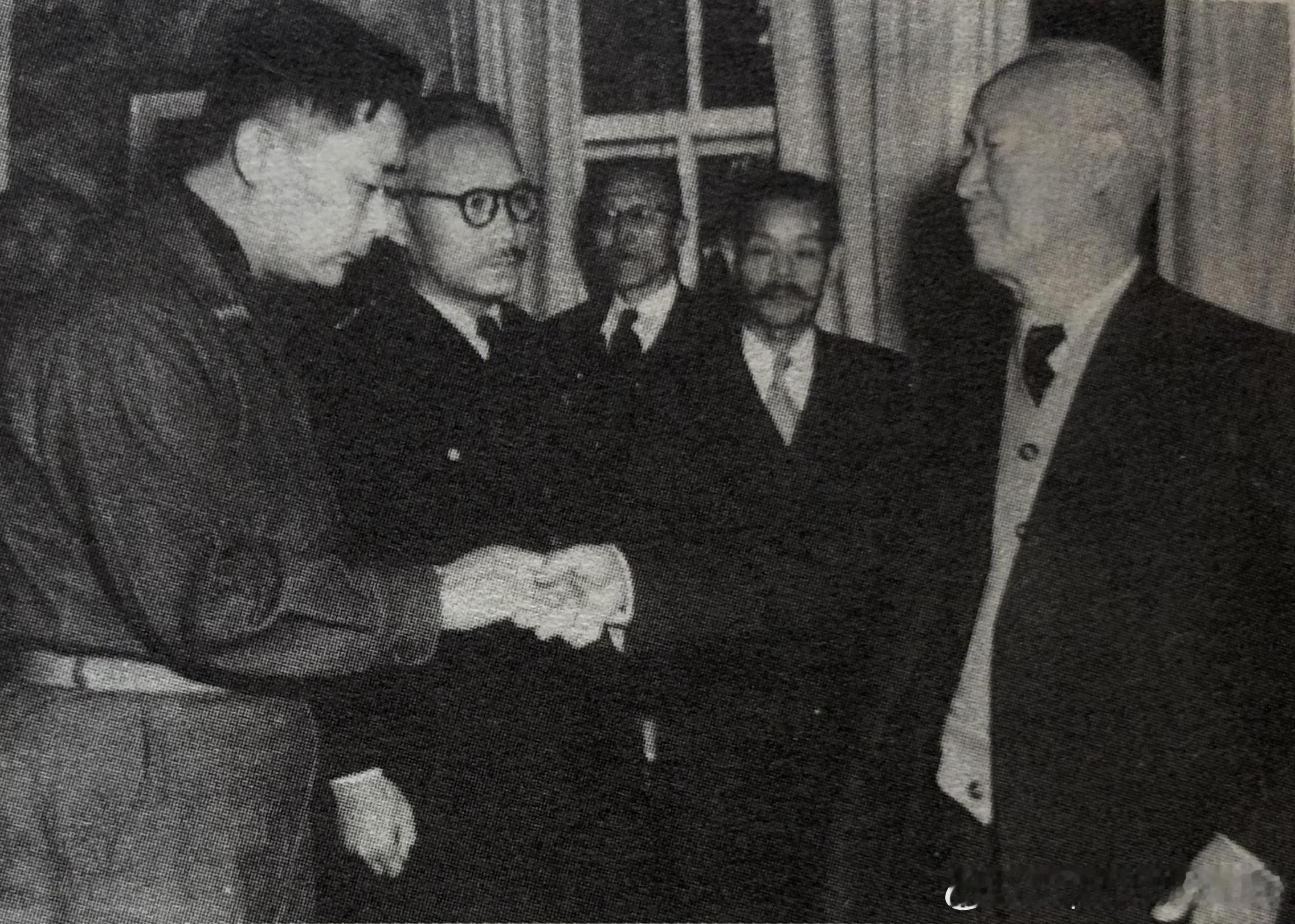 1953年1月31日白善烨在釜山临时景武台成为韩国军队历史上第一位四星上将，左二