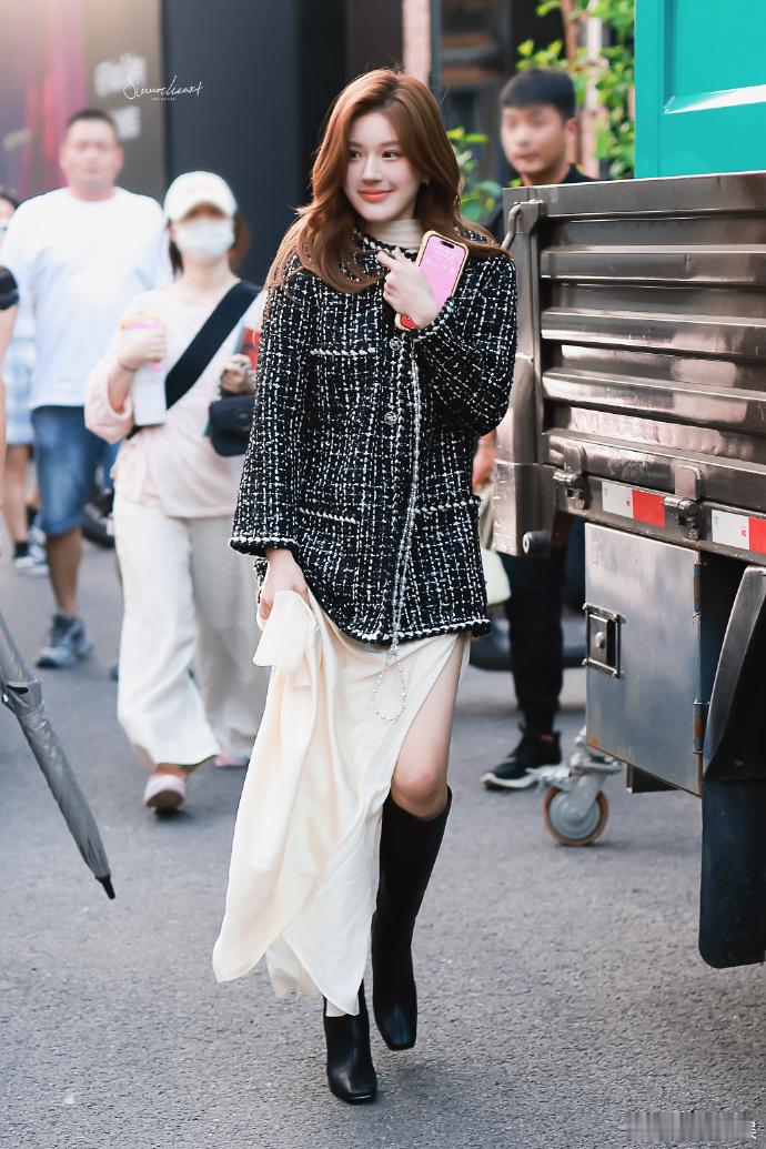#赵露思小香连衣裙##赵露思OL风# 赵露思的小香连衣裙OL风造型，凸显了知性美