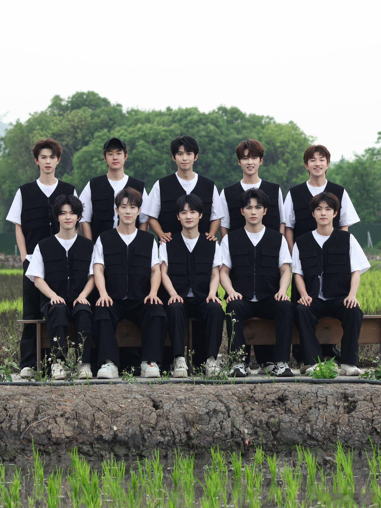 十个勤天 时间的参照物 给妈妈看合照，她说“这几个小伙子感情真好，三年了还保持一