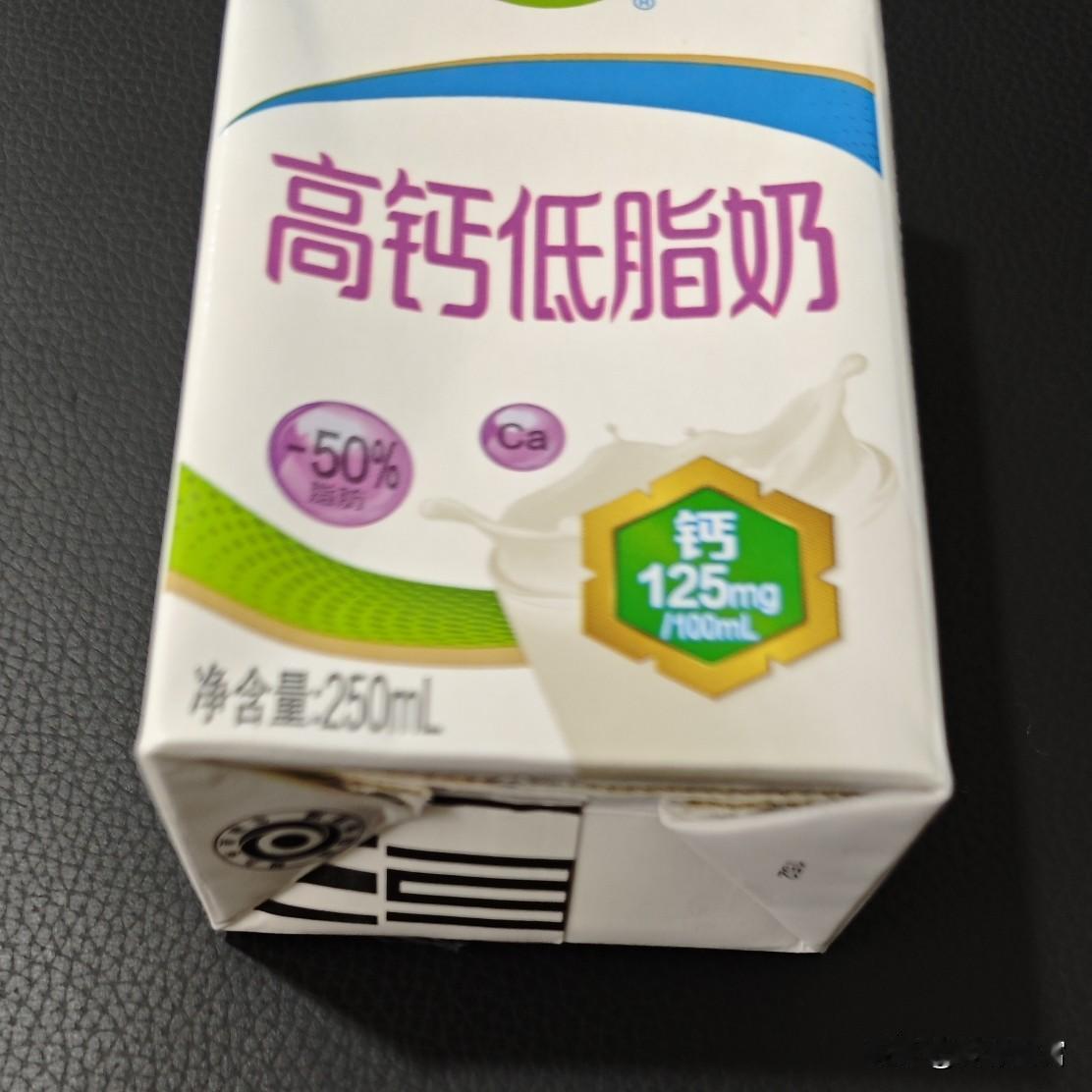 京东自营店买的，应该是正品吧。喝起来很淡，这么说吧，如果闭着眼喝，有可能误以为在