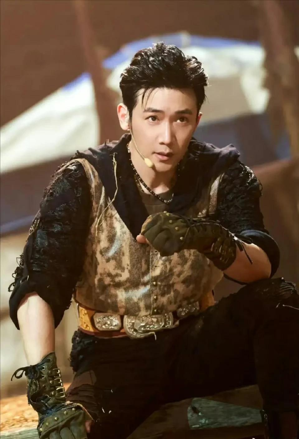 陆毅这样的老公，
太不让省心了！
鲍蕾天天在家如坐针毡，本来想让老公去发挥余热，