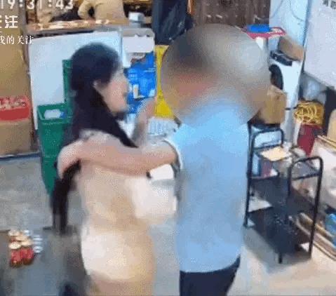 四川，一男子火锅店喝酒，见老板娘长得漂亮，便借故3次搭讪，竟要老板娘陪他喝酒，遭