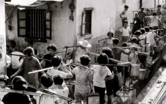1963年，香港遭特大旱灾，港府向内地求救，不救，香港将是一座死城，中国可趁此要