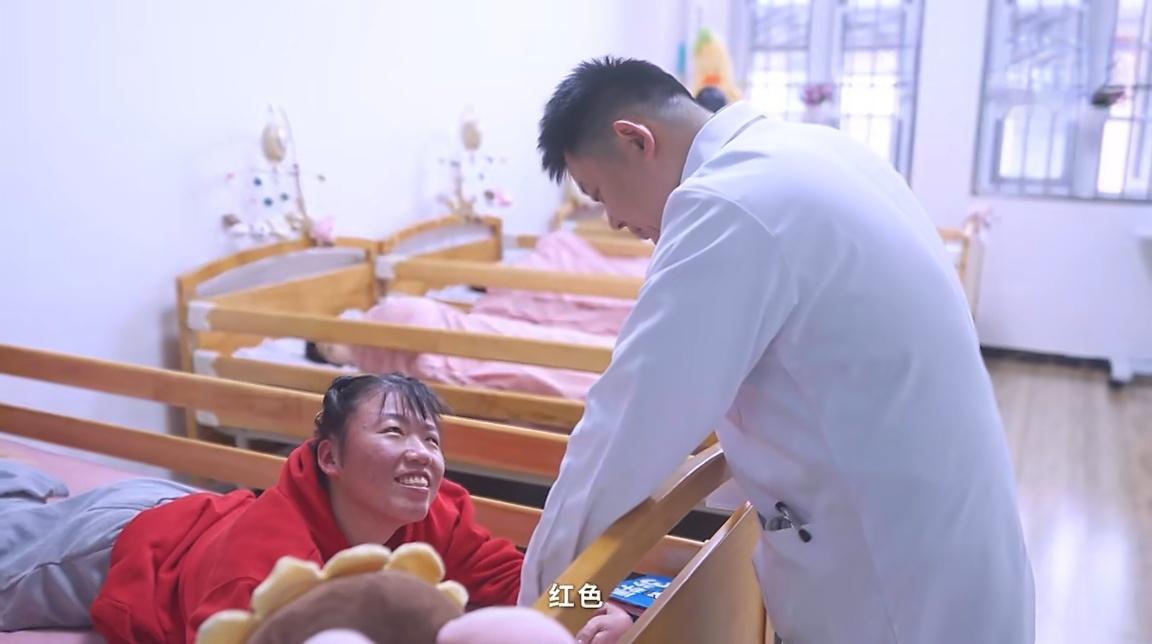 被挠出疤的医生反给病人送毛绒玩具看哭了！医生被抓出疤却给病人送玩具，18年守护“