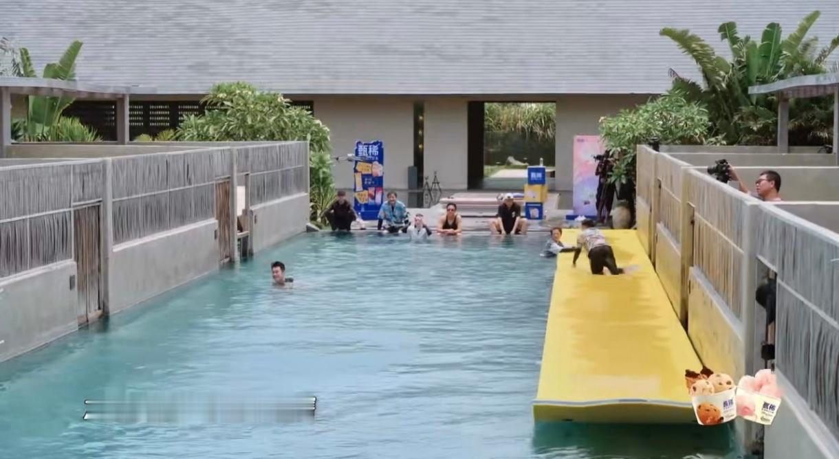 陈赫跟世界冠军比赛游泳哈哈哈哈哈 趣味游泳对决开启，陈赫直面张雨霏奋力冲刺，抛开