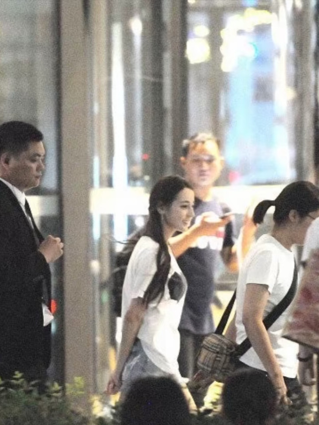 曝迪丽热巴有vogue单人封面迪丽热巴18年哈根达斯线下下班路透，脸好小啊！难怪