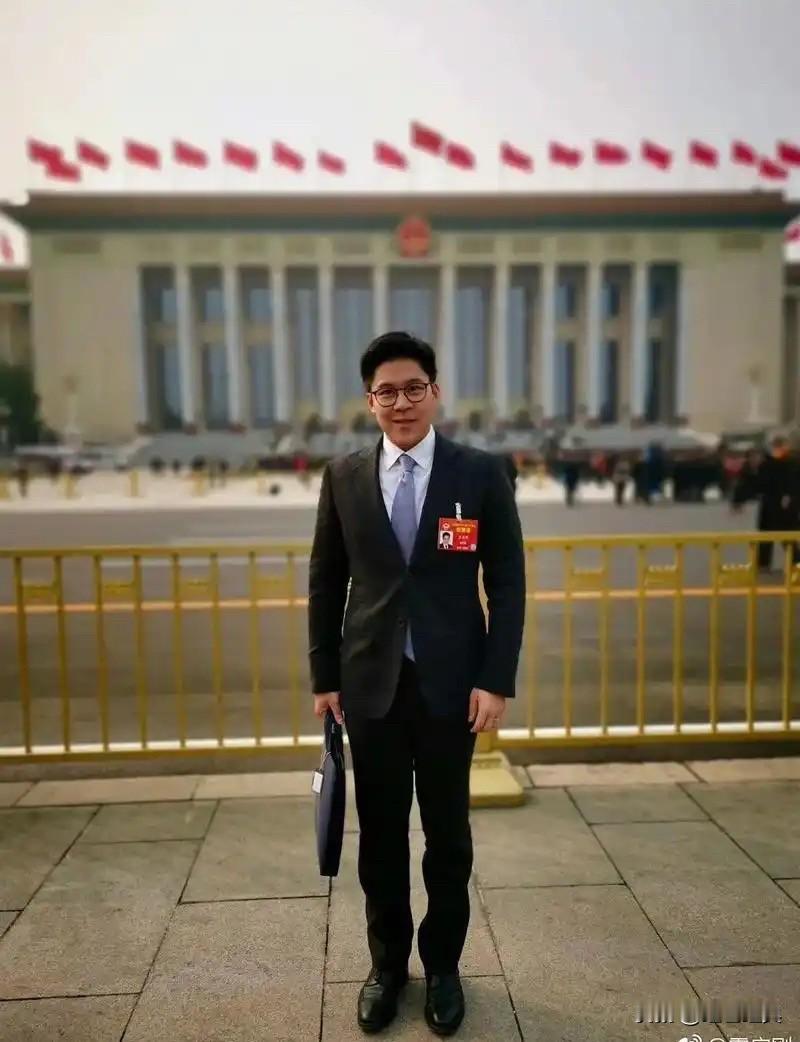 霍启刚前景无量！

今年47岁的霍启刚，开启了他在香港立法会的第二届任期。岗位没