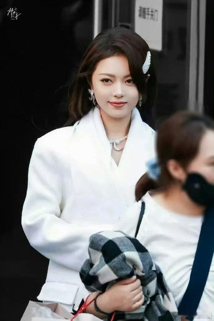 这对的颜值组合真的太绝了！赵今麦清甜可爱，宋威龙帅气有型，路透里的同框已经让人眼