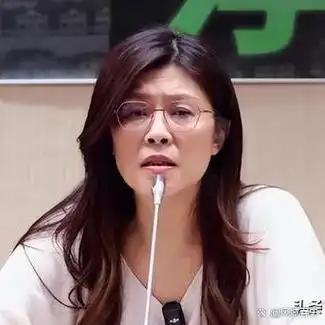 国民党立委徐巧芯昨天接受专访时表示，郑丽文和赵少康之间根本就不是路线之争，而是意