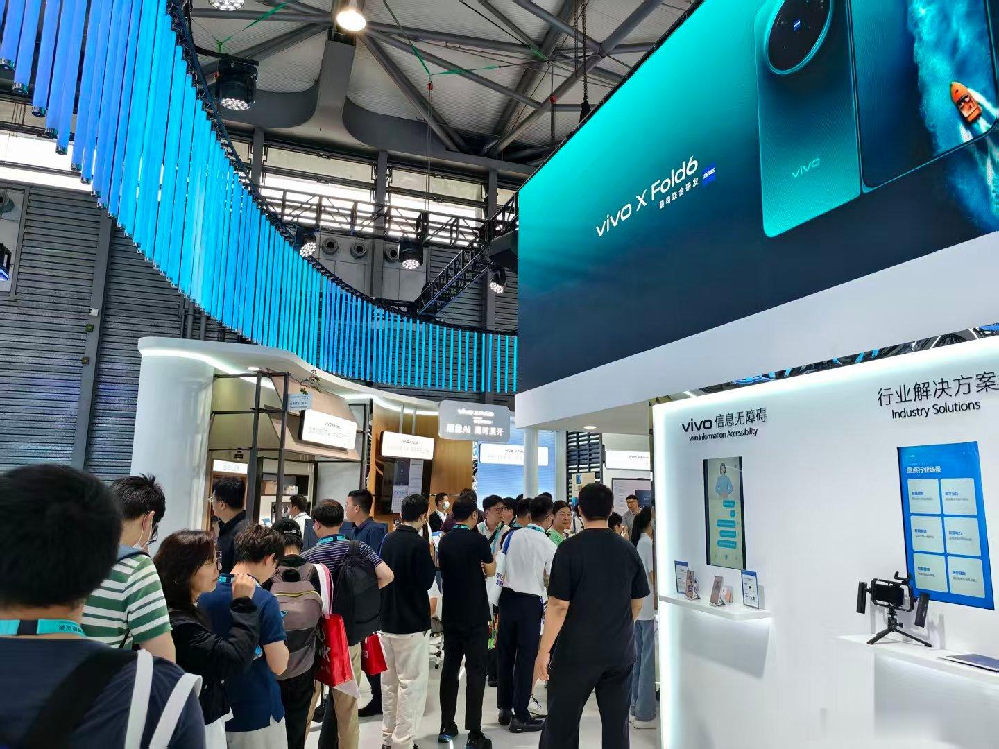 到MWC现场了，过来打卡一下vivo展台，vivo X Fold6这个主打色真的