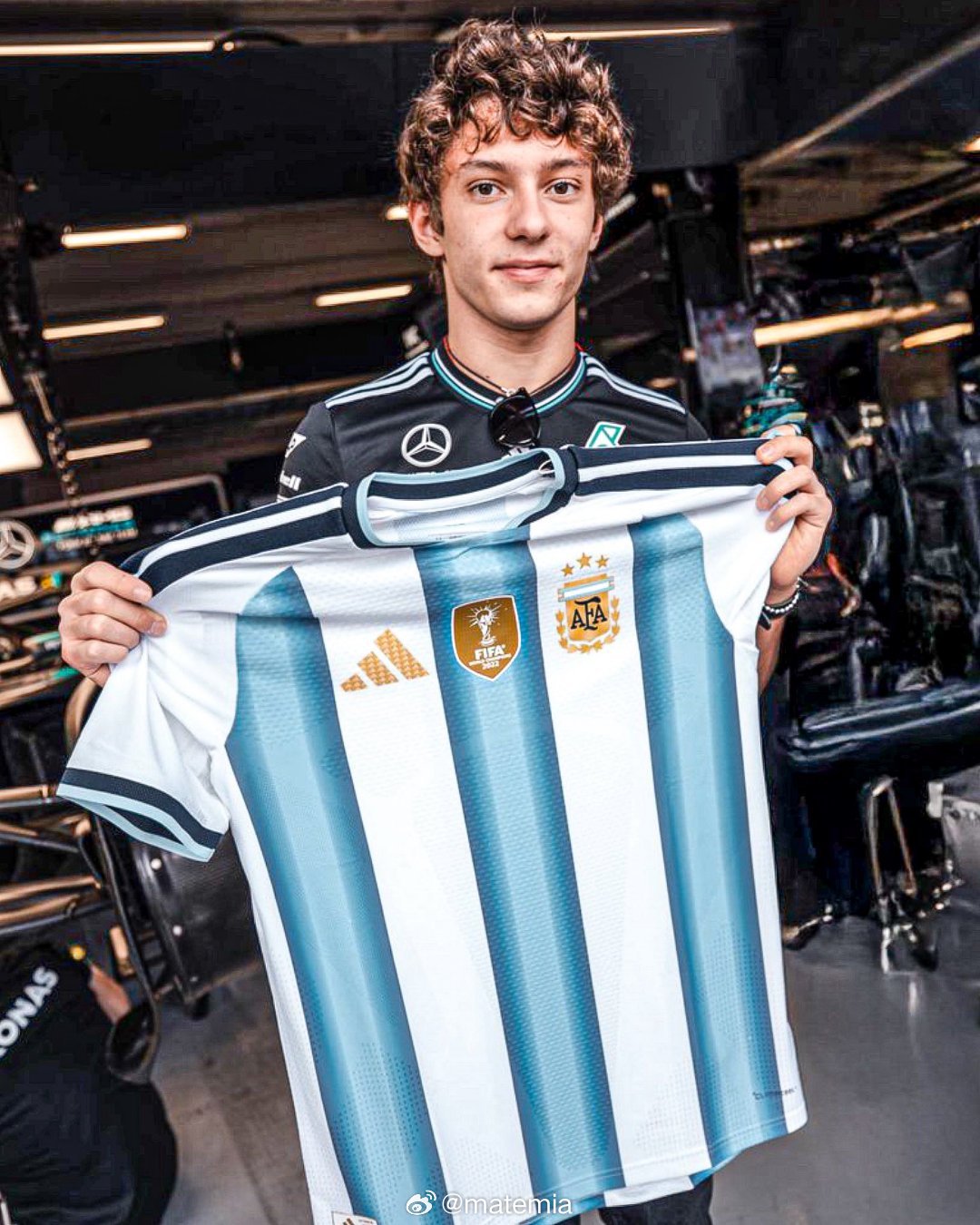 2025f1巴西大奖赛 🇮🇹🇦🇷 梅赛德斯车手基米·安东内利手拿阿根廷国