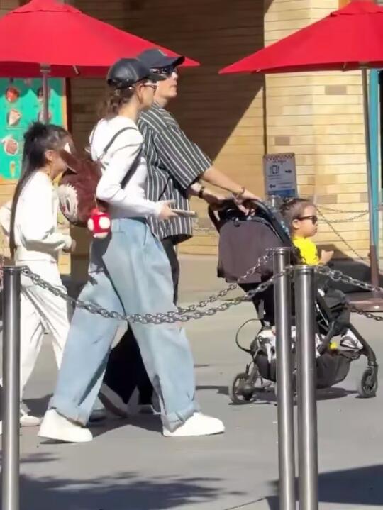 戚薇李承铉女儿有点脖子前倾