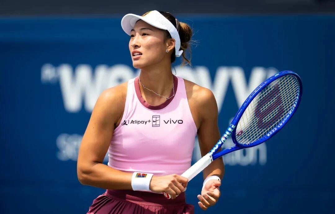 北京时间8月2日凌晨，WTA1000多伦多站女单资格赛展开角逐，中国选手郑钦文迎