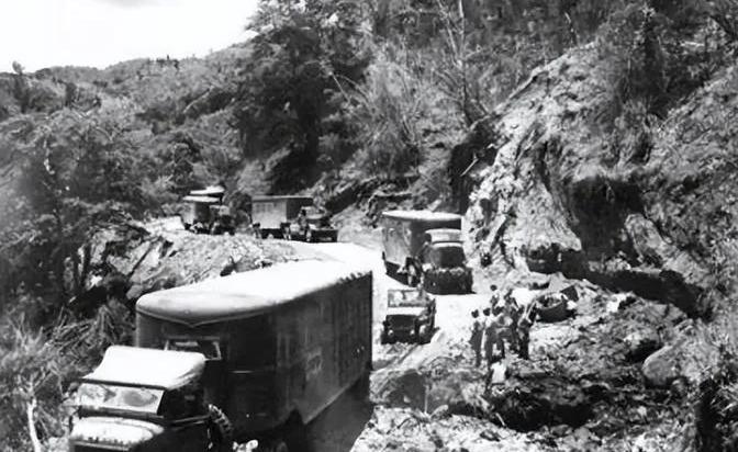 1984年，一名解放军战士不慎摔落悬崖和部队失去了联系，但令他万万没想到的是，他