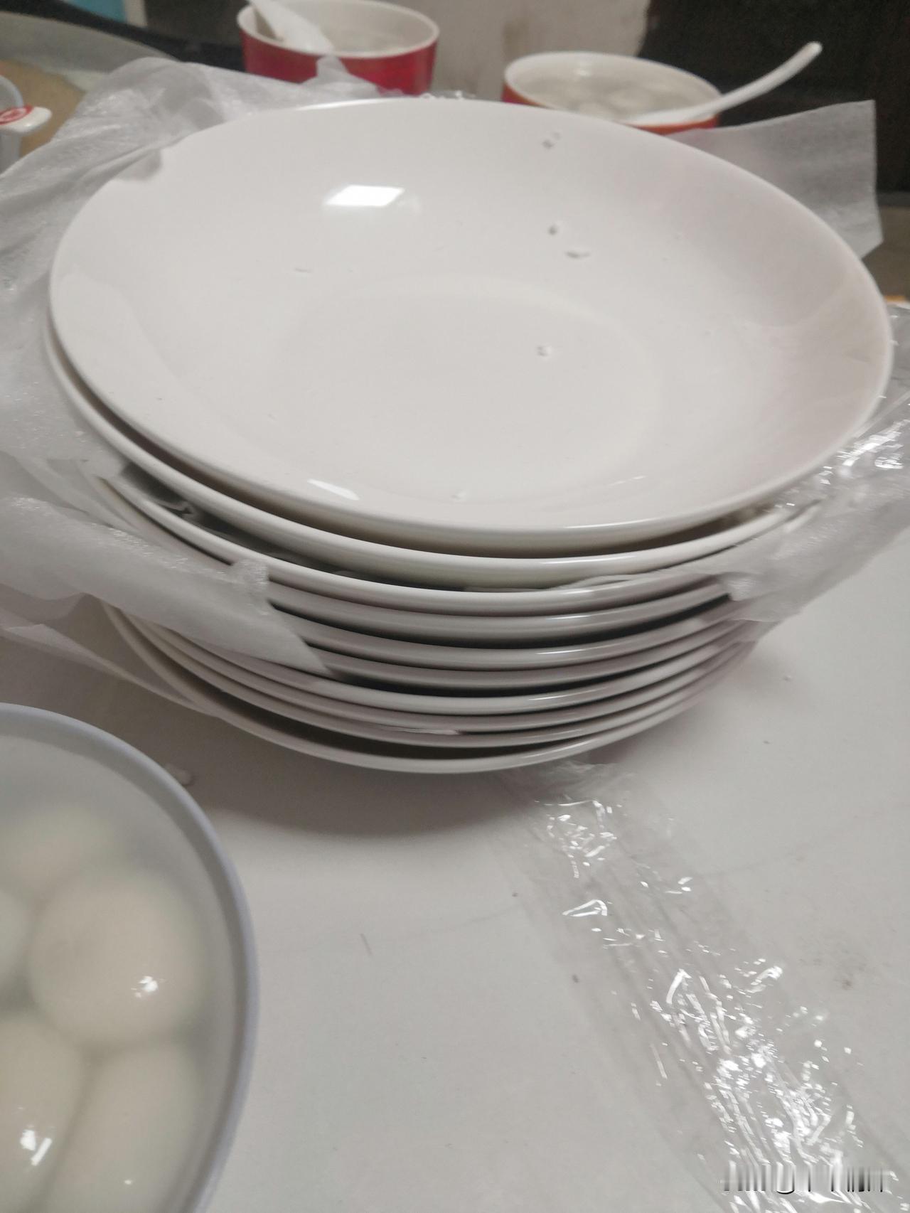 今天笑了吗？今天笑了，今天笑得很开心，主要孩子们回来了，孩子们买回来了大圆盘子，