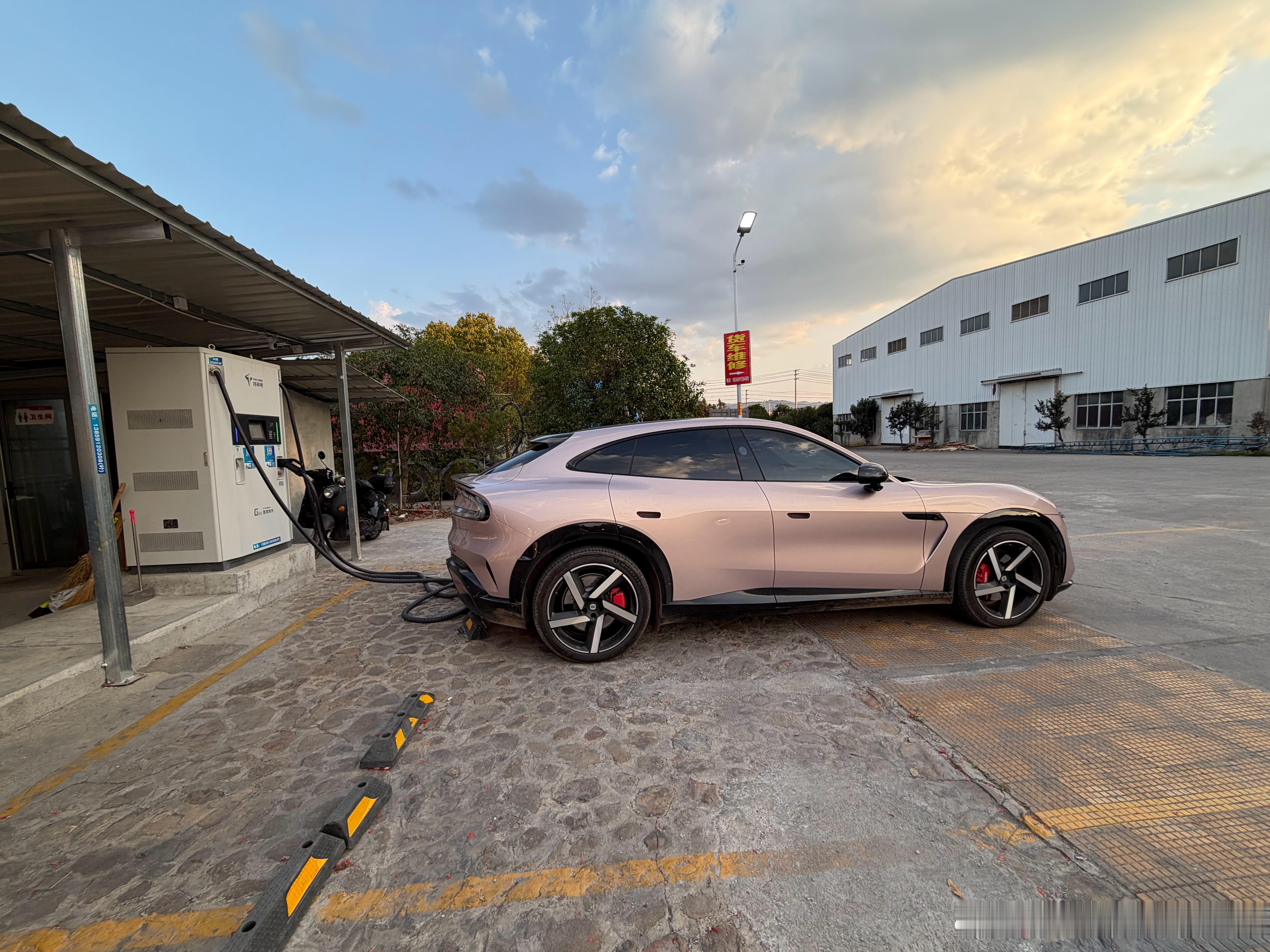 今天返程跑高速真极限了我的YU7剩下40公里才充电下高速充半小时，功率还可以 