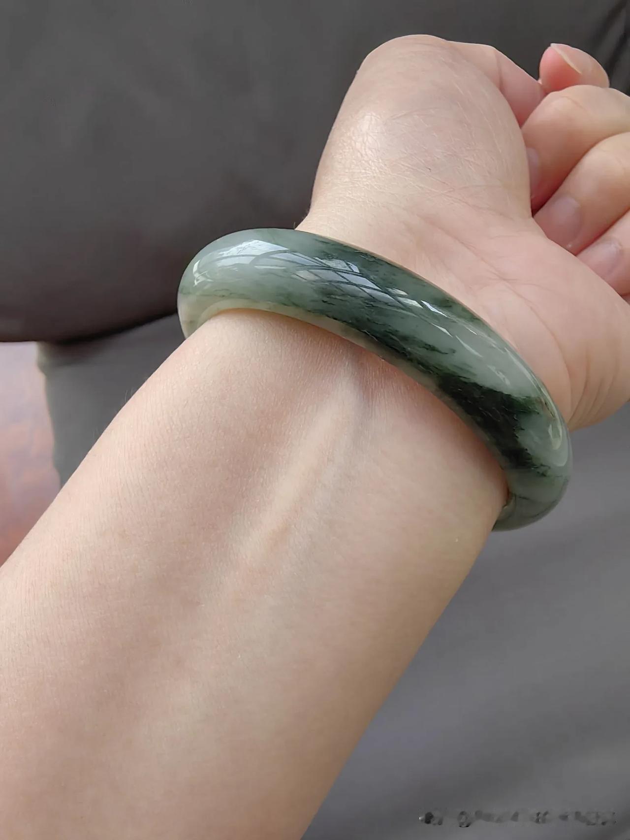 自从上次在听广大条友的劝，退了在直播间买的让自己心存疑惑的镯子，
在热心友友们的