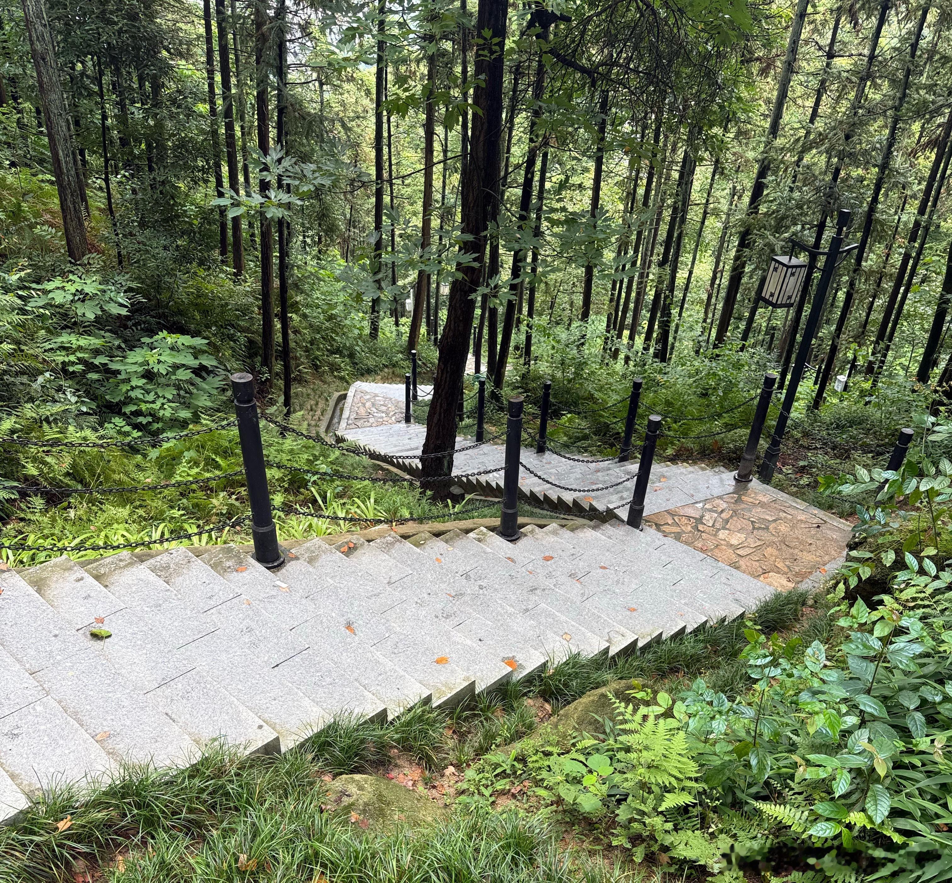 爬一座又一座山，走一程又一程路，…………………见风景，见世界，见自我。 