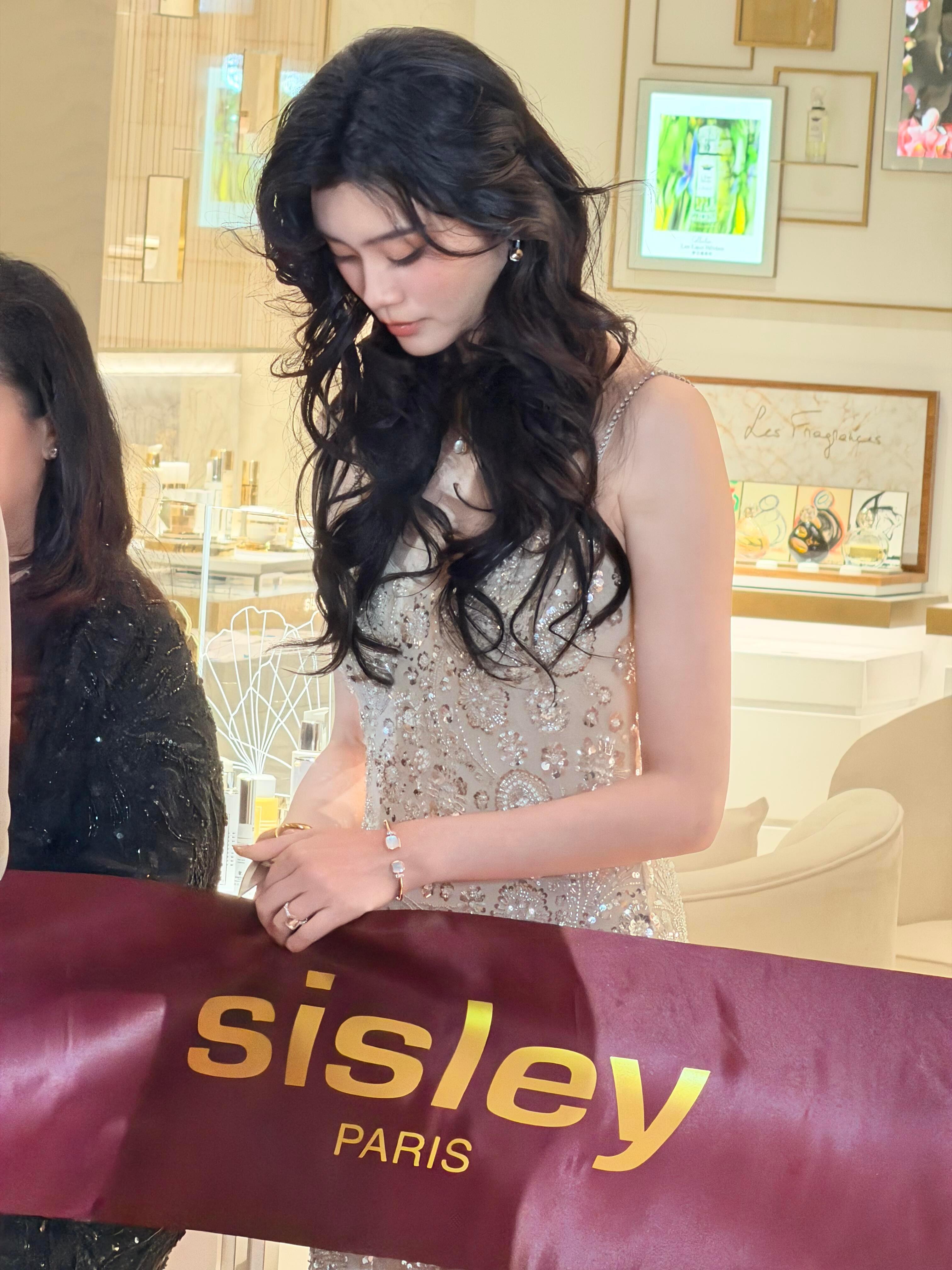 奚梦瑶的洋娃娃造型 