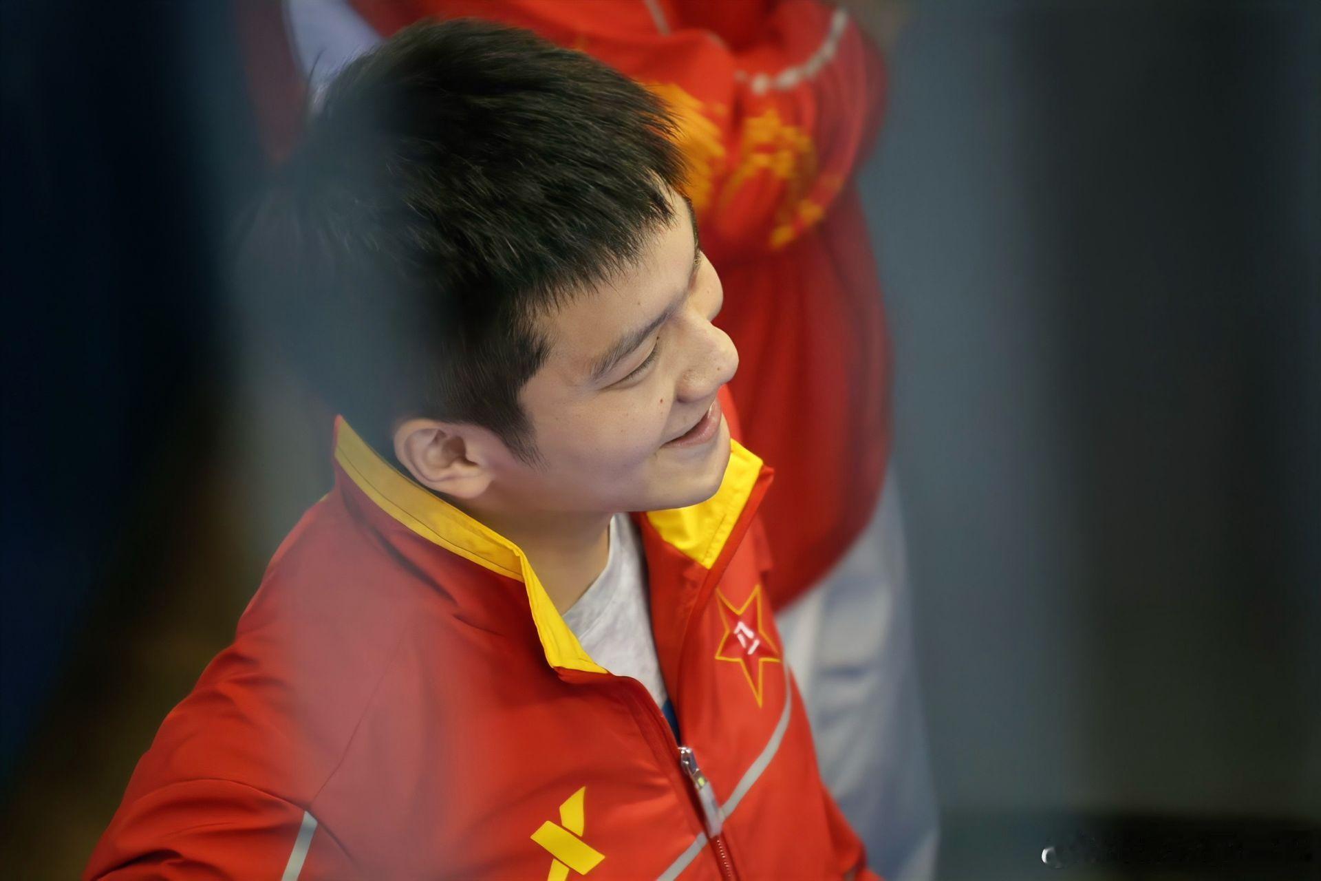 周正的面容下胸前的“八一”二字很是闪耀 ​​​
