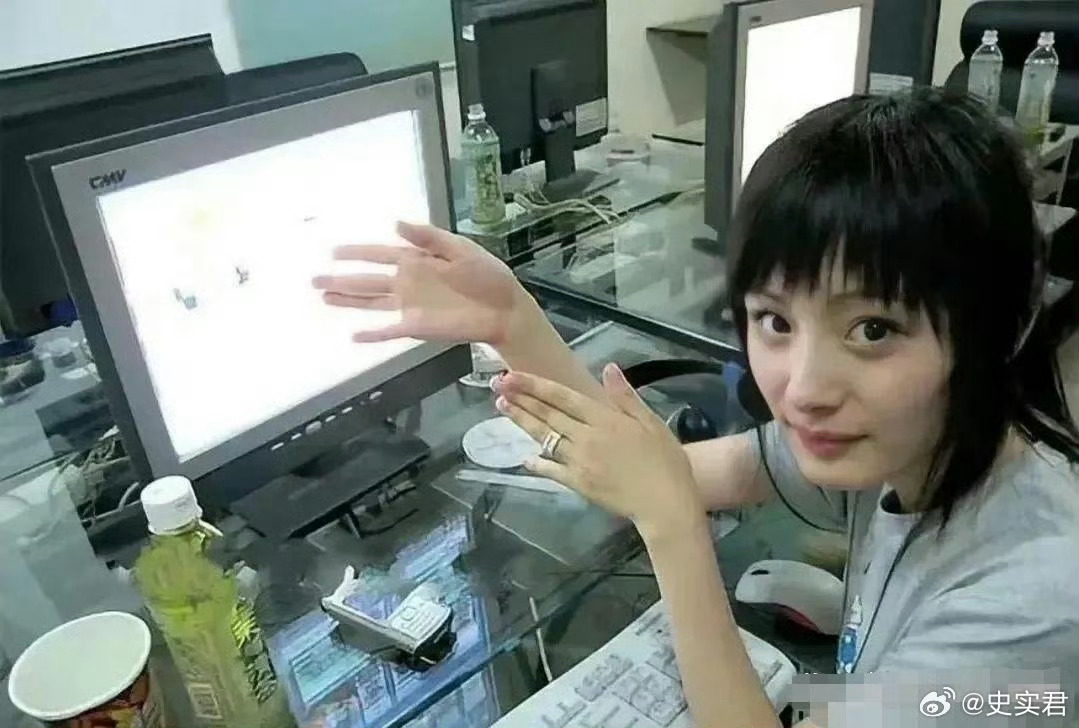 2007年，在网吧上网的杨幂 ​​​