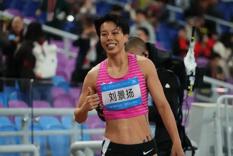 励志！跨界指导+默默坚守！广东黑马刘景扬12秒81逆袭夺金

11月19日晚，十